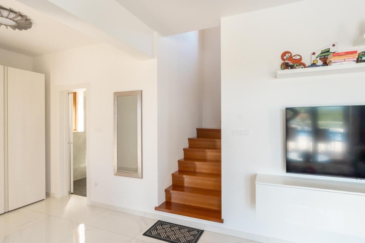Villa Atop The Village With Stunning View Vizinada Exterior photo